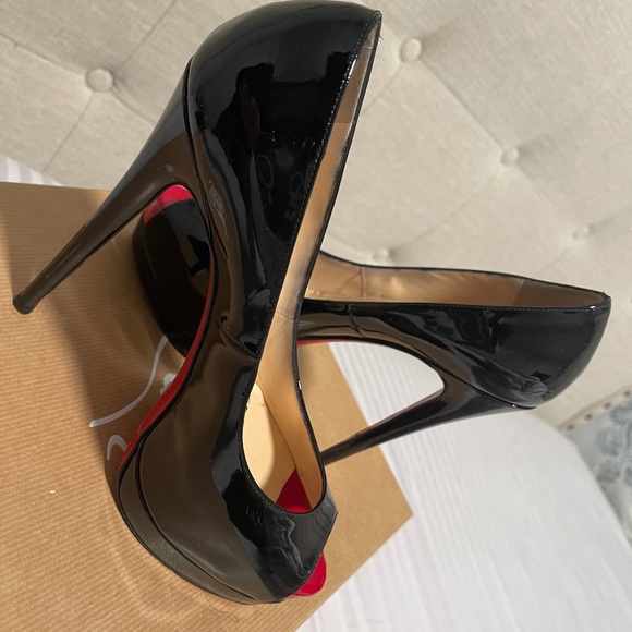 Christian Louboutin - Picture 9 of 10